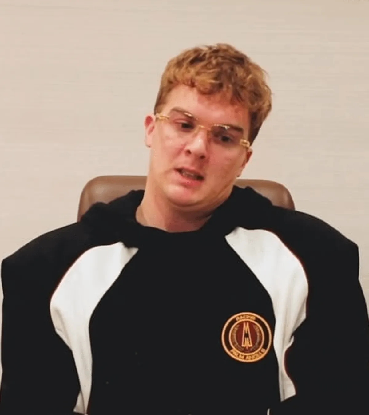 Hayden Davis 穿着帽衫，旁边是国际刑警组织的通知，以及显示 $WOLF 代币连接的气泡图
